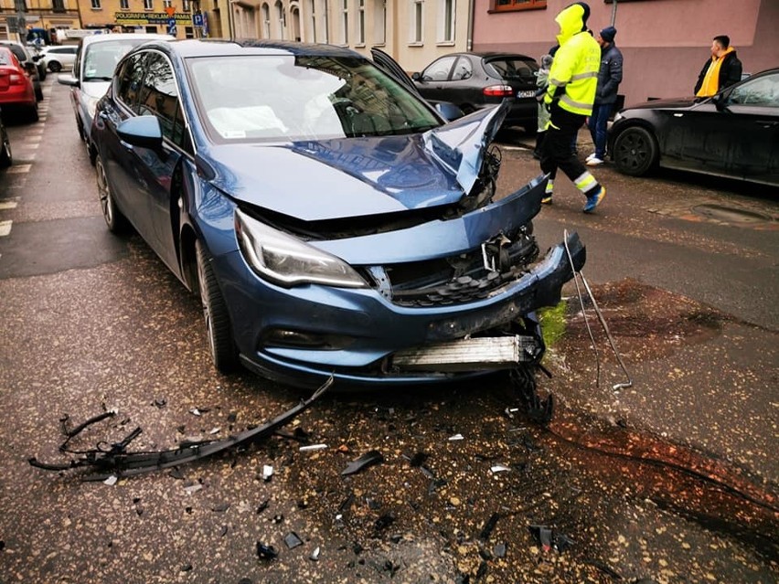 Czołowe zderzenie aut na ul. Świętej Trójcy w Bydgoszczy [zdjęcia]