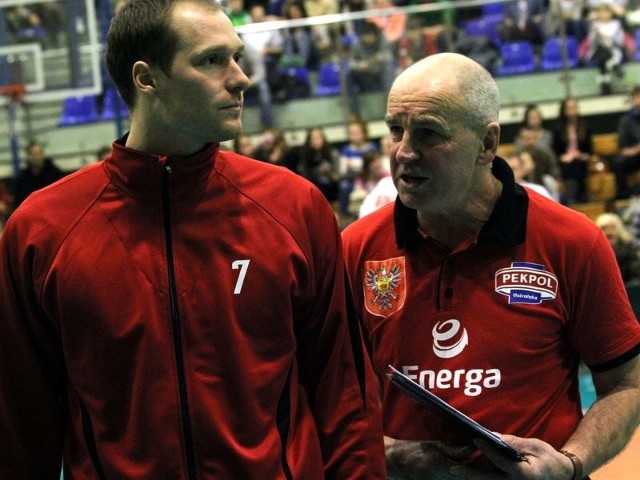Kapitan Energi Pekpol Maciej Krzywiecki wspólnie z trenerem Andrzejem Dudźcem analizowali na bieżąco wydarzenia na boisku.