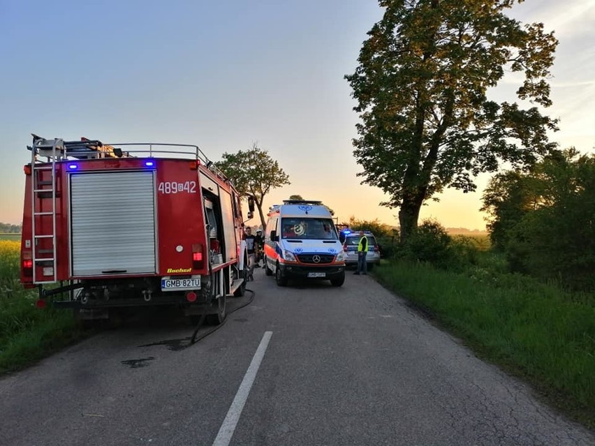 Wypadek między Lichnowami a Dąbrową 22.05.2019. Motocykl zderzył się z ciągnikiem rolniczym [ZDJĘCIA]