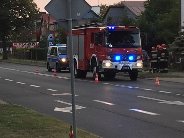 Groźny wypadek miał miejsce w czwartek, 29 sierpnia, na ul. Gorzowskiej w Kostrzynie nad Odrą. Samochód osobowy wypadł z drogi, przejechał przez chodnik i uderzył w budynek. O tym zdarzeniu przed godziną 19. poinformowało nas równolegle kilkoro Czytelników z Kostrzyna nad Odrą. Wszystko dlatego, że uwagę mieszkańców przykuł lądujący na placu niedaleko marketu tesco śmigłowiec Lotniczego Pogotowia Ratunkowego. Śmigłowiec lądował, aby zabrać osobę ranną w wypadku, który miał miejsce nieopodal. – Samochód osobowy wypadł z drogi i uderzył w narożnik budynku. Poszkodowany został kierowca pojazdu, który musiał zostać przetransportowany śmigłowcem do szpitala w Gorzowie – mówi nam dyżurny Komendy Wojewódzkiej Państwowej Straży Pożarnej w Gorzowie Wlkp. Na miejsce, poza strażakami, którzy zabezpieczyli miejsce wypadku i lądowisko dla śmigłowca, przybyło też pogotowie i policja. To właśnie policja ustali dokładny przebieg tego wypadku. Wiadomo, że po zderzeniu kierowca był przytomny. – Całe szczęście, że nikt nie przechodził akurat chodnikiem, bo doszłoby do tragedii – komentują mieszkańcy.  Zobacz też wideo: Morderstwo w Sławie. 35-latek został zatrzymany. Jest podejrzany o morderstwo i usiłowanie morderstwa. Grozi mu dożywocie