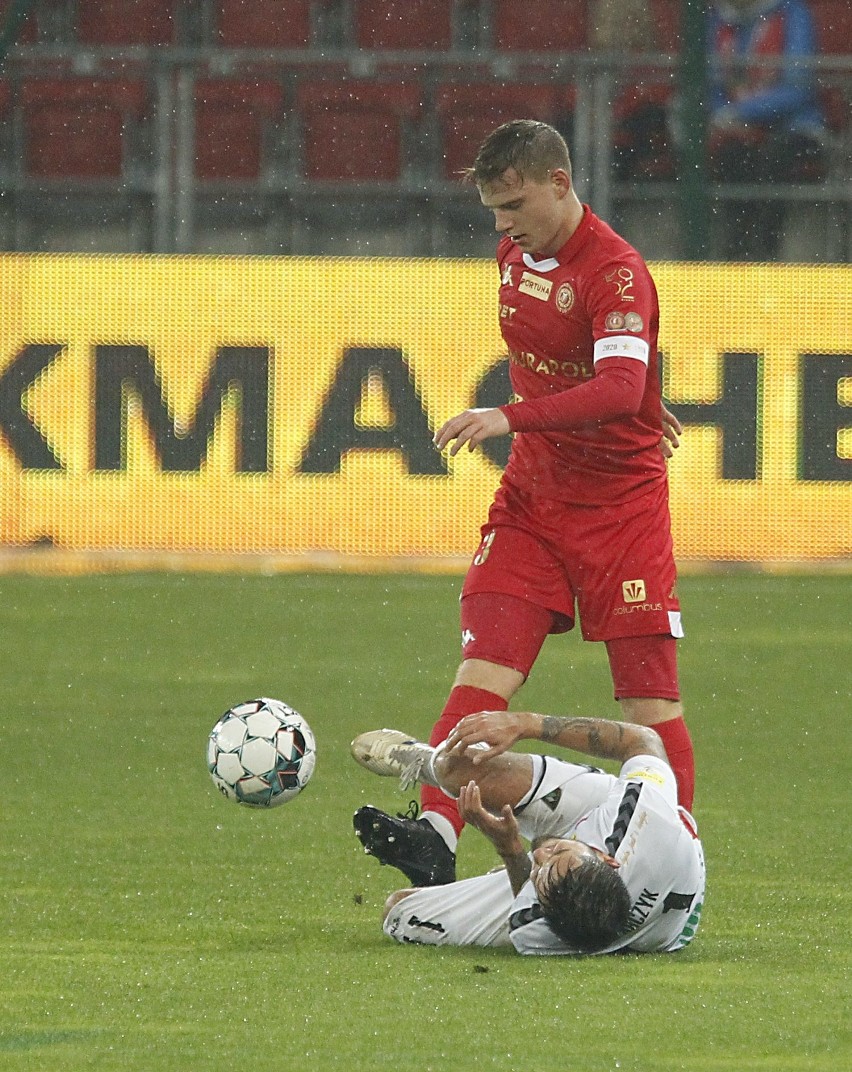 Trener Resovii mówi o nożu i Widzewie. Widzew silniejszy. Karol Czubak pomoże Marcinowi Robakowi