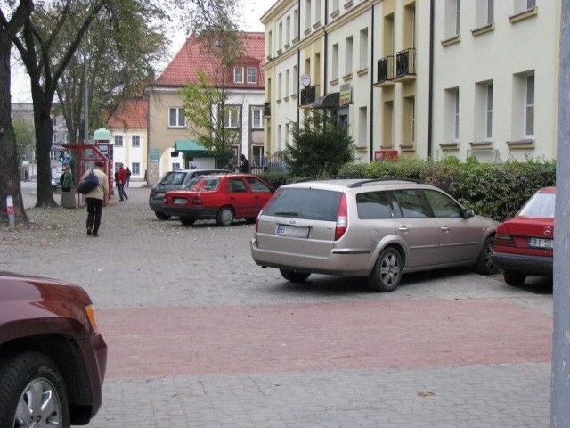 Chodnik przy ulicy Sienkiewicza zamienia się w kolejny parking