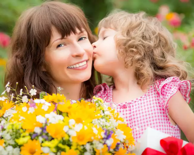 Polne kwiaty również są piękne, a własnoręcznie zebrany bukiet na Dzień Matki to dobry pomysł!