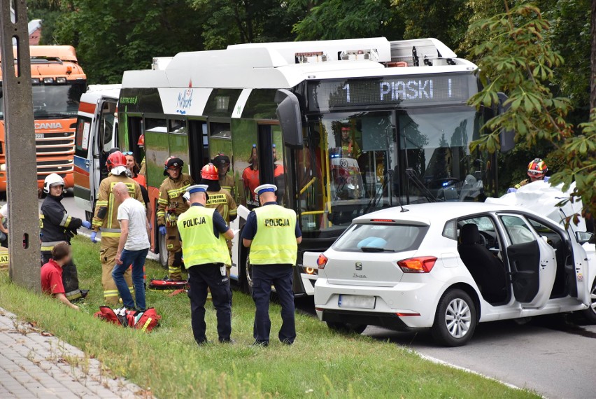 Wypadek w Malborku 8.06.2022. W miejski autobus wjechał czołowo samochód osobowy. Ucierpieli pasażerowie