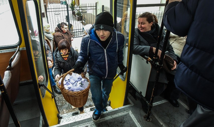 Dzieci ze szkół specjalnych podróżują zabytkowym autobusem...