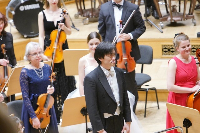 Podczas koncertu "Z biegiem Dunaju" Sinfoniettą Polonią dyrygował Cheung Chau.Przejdź do kolejnego zdjęcia --->