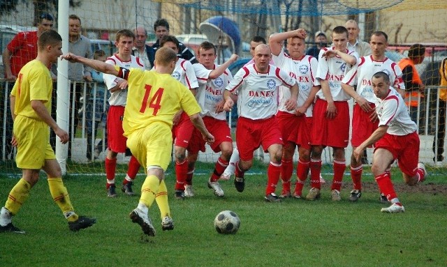 Piłkarze Strumyka Malawa (biało-czerwone stroje) rzucili się na rywali po przerwie i odnieśli zasłużone zwycięstwo.