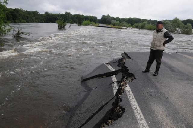 23 maja 2010 fala kulminacyjna dotarła do województwa lubuskiego. Woda zalewała ulice, zrywała asfalt, niszczyła domy. Ludzie walczyli, żeby ratować dorobek życia. WIĘCEJ ZDJĘĆ >>>