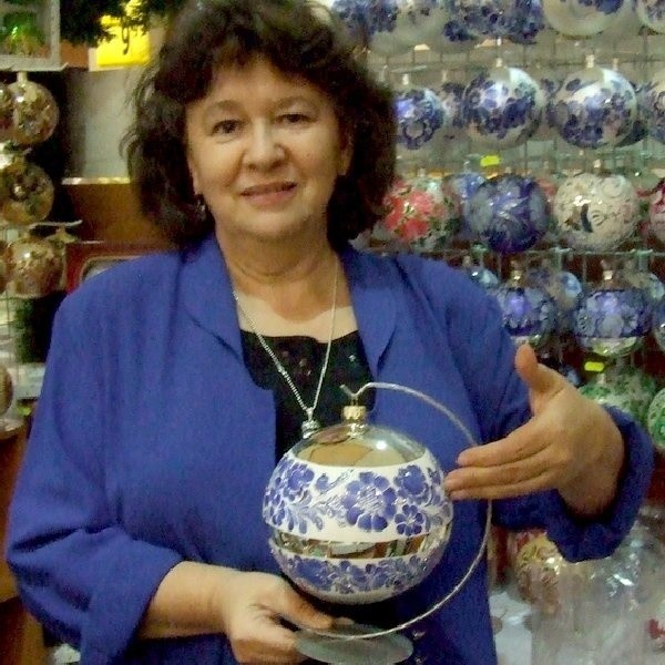 rażyna Guźlecka przez kilka lat pracowała we Włocławskich Zakładach Ceramiki Stołowej we Włocławku, między innymi jako projektantka wzornictwa przemysłowego.