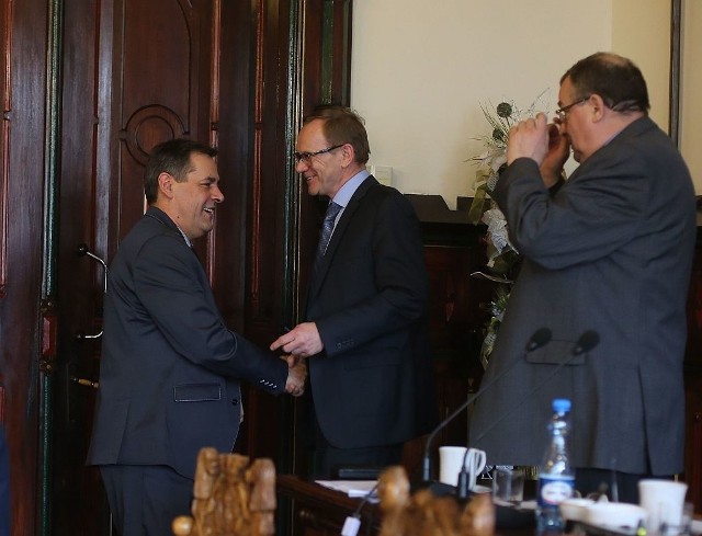 Burmistrz Arseniusz Finster miał powody do zadowolenia. Gratulacje składa mu przewodniczący rady Mirosław Janowski.