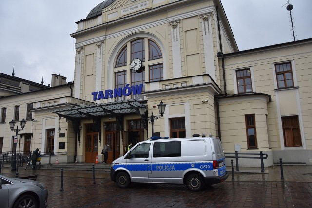 Po zgłoszeniu o tym, że na dworcu może przebywać groźny przestępca, na miejsce przyjechało kilka radiowozów policji