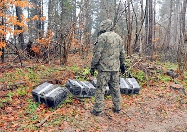 Mężczyzna miał zawieszone na sobie cztery pakunki.