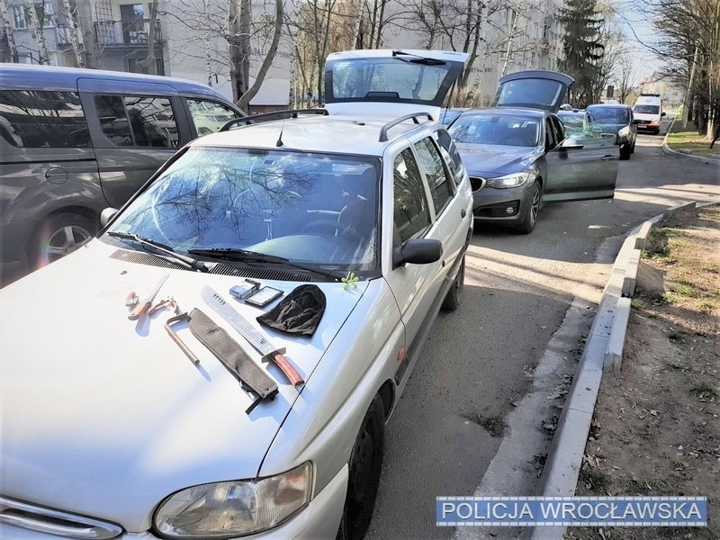 Przedmioty znalezione w samochodzie, który uciekał przed...