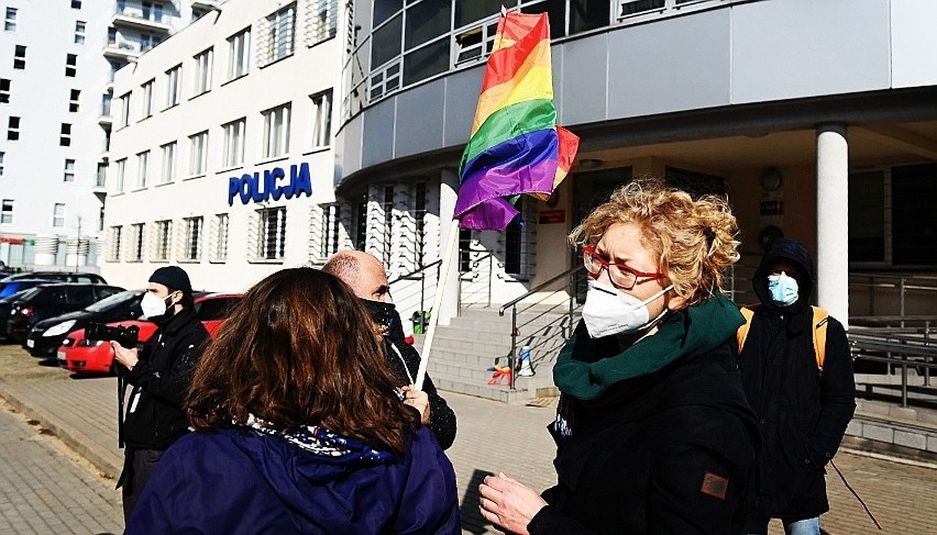 Protest przed komisariatem w Gdańsku. Przedstawiciele środowisk LGBT mówią o szykanowaniu oraz nieadekwatnych działaniach mundurowych
