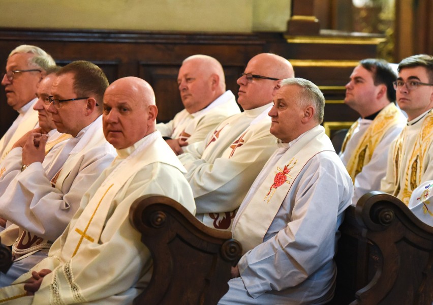 Wielki Czwartek w Przemyślu. Podczas Mszy Św. Krzyżma duchowni z Archidiecezji Przemyskiej odnowili przyrzeczenia kapłańskie [ZDJĘCIA]