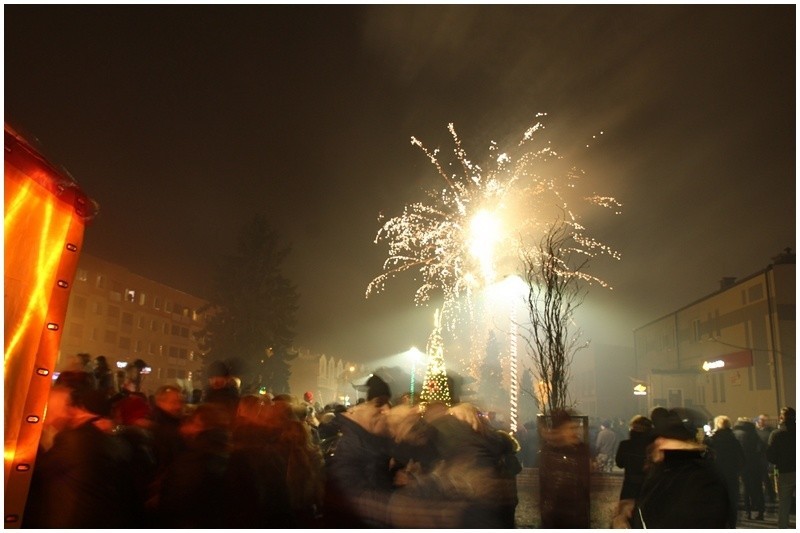 Z muzyką, tańcem i wystrzałami korków od szampana Mońki...