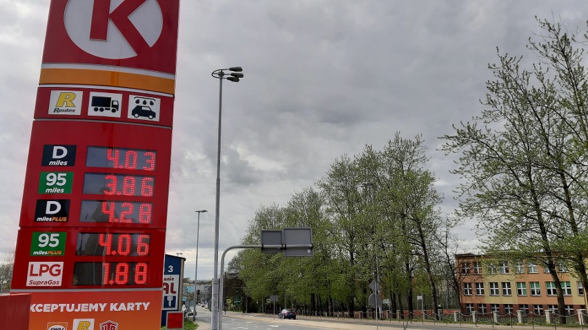 W Słupsku na niektórych stacjach paliw cena oleju napędowego...