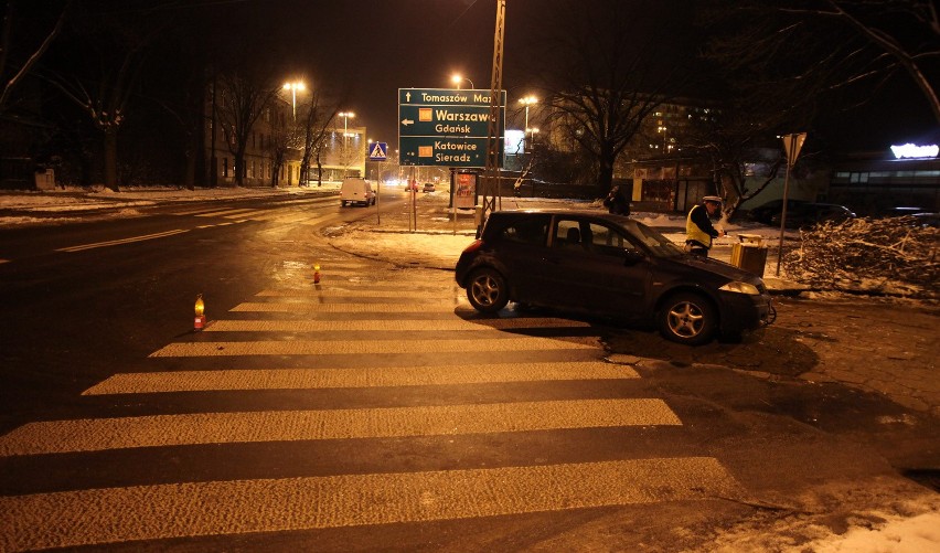 Wypadek na Dąbrowskiego. Pieszy potrącony na przejściu [ZDJĘCIA]