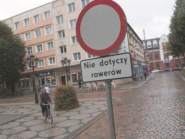 Zarząd Infrastruktury Miejskiej w Słupsku uporządkował oznakowanie w centrum miasta. Dzięki temu rowerzyści nie będą już się musieli obawiać mandatów.