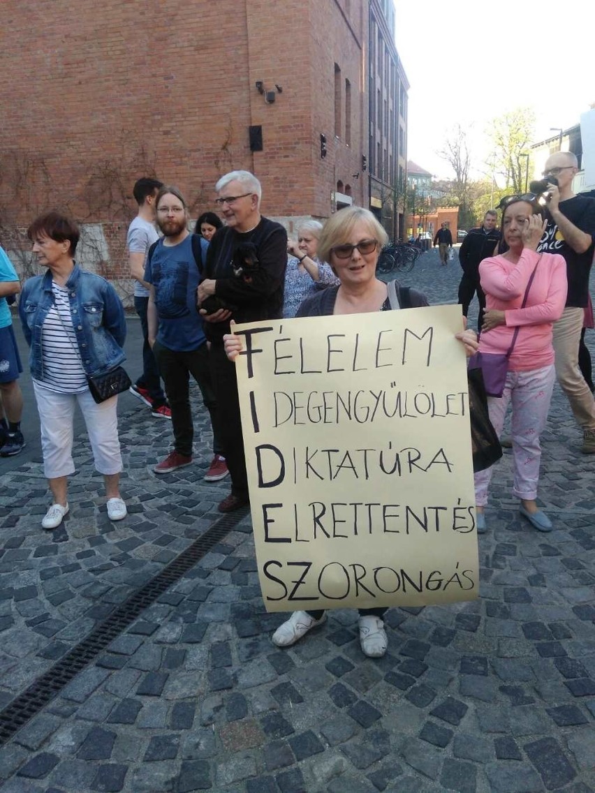 Solidarnościowy protest przed konsulatem węgierskim w Krakowie