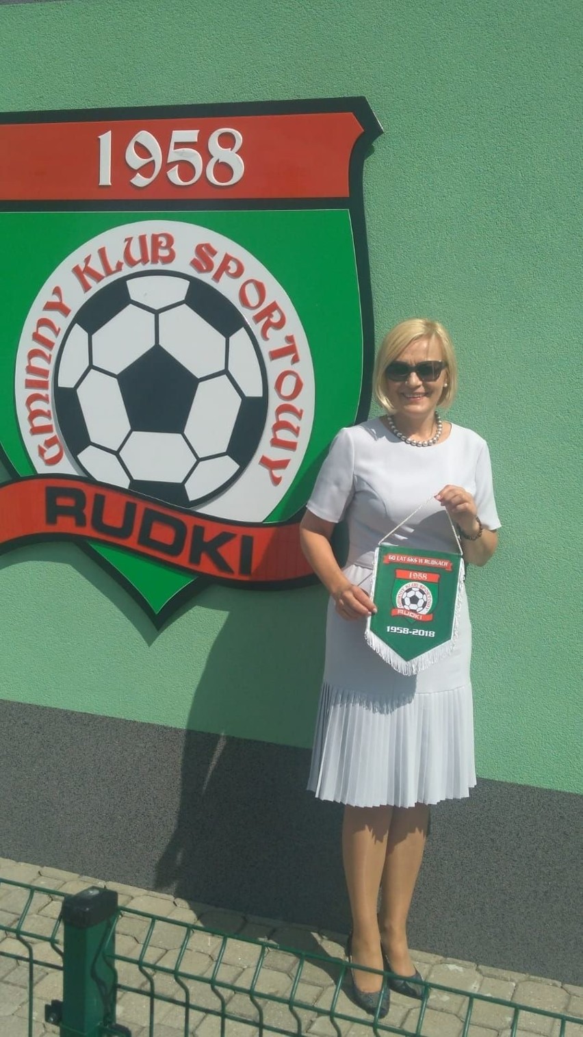 Znane osoby na meczu GKS Rudki z Pogonią Staszów. Była też wiceminister