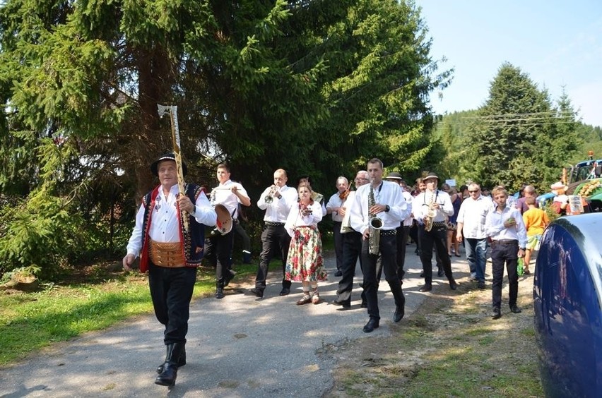 Gminne Dożynki w Tyliczu. Były ozdobione traktory i wspaniałe wieńce [ZDJĘCIA]