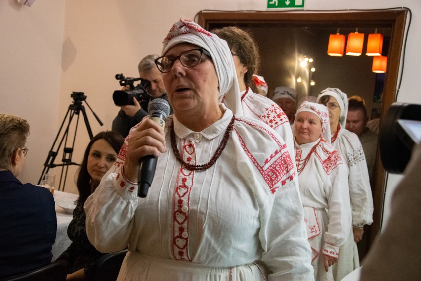 Wigilia Lasowiacka w Baranowie Sandomierskim. Burmistrz, poseł, wicemarszałek i inni goście obmyli się w cebrzyku [ZDJĘCIA] 