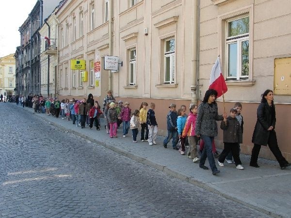 Uczniowie z Przemyśla uczcili ofiary katastrofy...