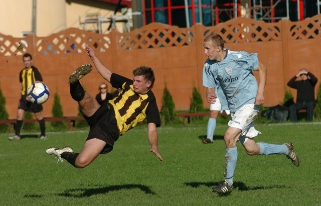 W starciu Skołyszyna (na niebiesko) z Przełomem Besko nie wyłoniono zwycięzcy, nie było także bramek.