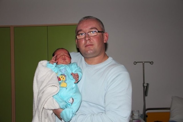 Oskar Kosewski, syn Anety i Marka z Ostrołęki urodził się 30 grudnia. Ważył 4350 g, mierzył 57 cm. W domu czeka na niego siostra Wiktoria 12 lat i brat Alan 2 lata. Na zdjęciu z dumnym tatą