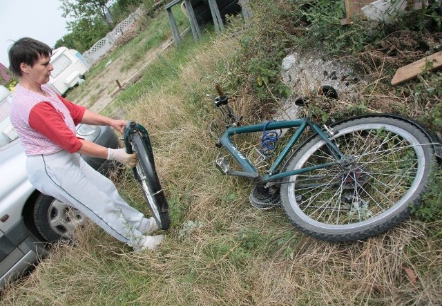 - W czwartek wieczorem na dziurze wywrócił się kilkunastoletni rowerzysta. Tyle zostało z roweru &#8211; mówi Teresa Piotrowska ze Stołunia.