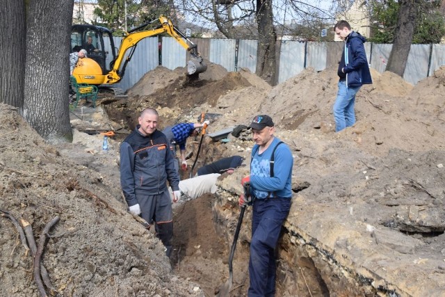 Prace ziemne trwają na skwerku przed kolegiatą św. Mikołaja od poprzedniego tygodnia. Wygrzebano już szczątki blisko stu osób.