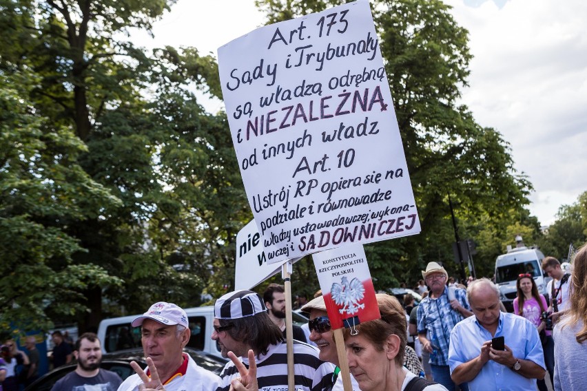 Protest przed Sejmem ws. zmian w sądownictwie [ZDJĘCIA] Demonstracja KOD i Obywateli RP w Warszawie