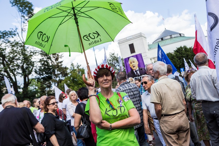 Protest przed Sejmem ws. zmian w sądownictwie [ZDJĘCIA] Demonstracja KOD i Obywateli RP w Warszawie