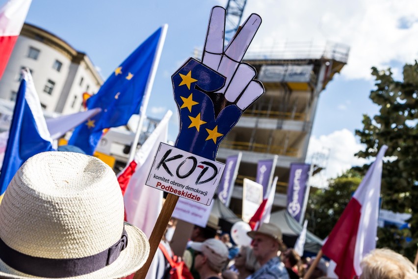 Protest przed Sejmem ws. zmian w sądownictwie [ZDJĘCIA] Demonstracja KOD i Obywateli RP w Warszawie