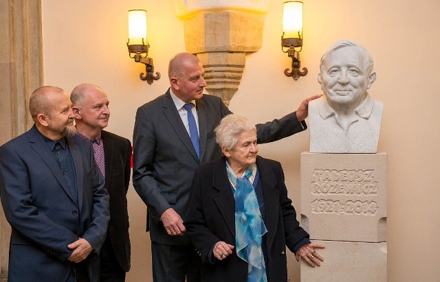 O lewej prof. Marian Molenda, Tomasz Rodziński, Rafał Dutkiewicz oraz  Wiesława Różewicz, żona poety.