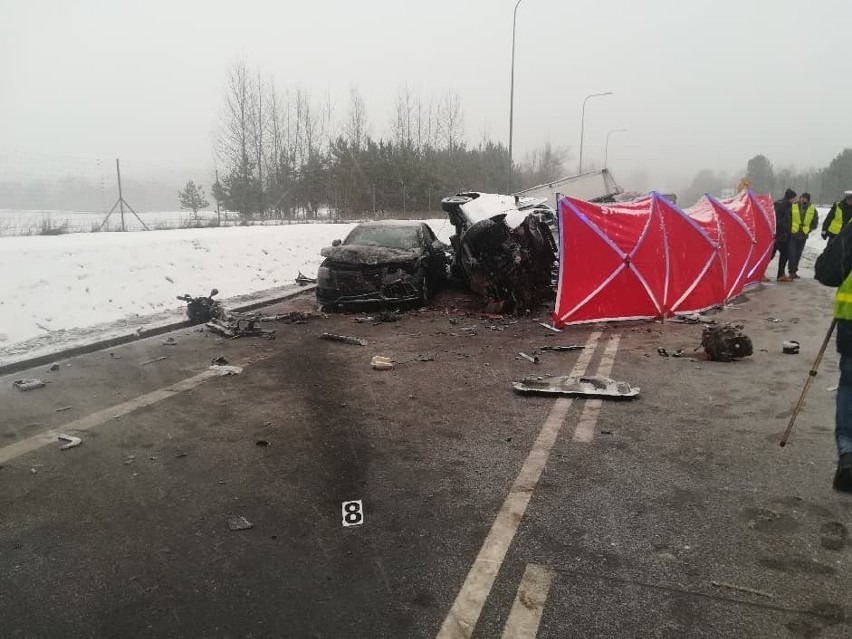 Święta Woda. Śmiertelny wypadek na DK 19. Zderzyły się tir, bus i osobówka