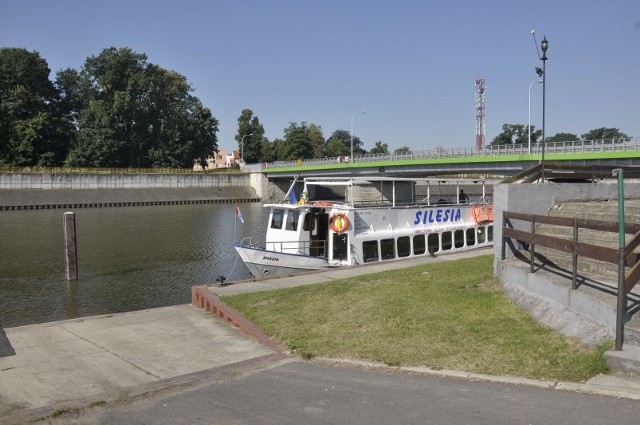 "Silesia&#8221; jednorazowo zabiera na pokład do 60 pasażerów. Odbywa nawet po kilka rejsów dziennie.Obok śluza, której pokonanie jest największą atrakcją rejsu wycieczkowcem.