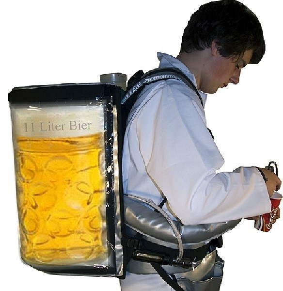 Na rynku pojawiły się już specjalne plecaki do rozlewania piwa. 17-latek z Białegostoku złocisty napój przyniósł jednak w bardziej tradycyjnej formie.