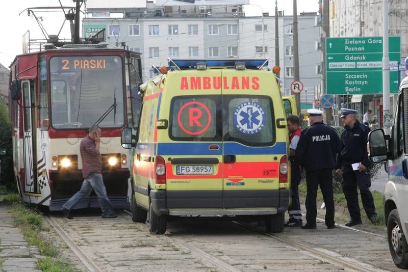 Pijany mężczyzna włożył rękę pod tramwaj w Gorzowie.