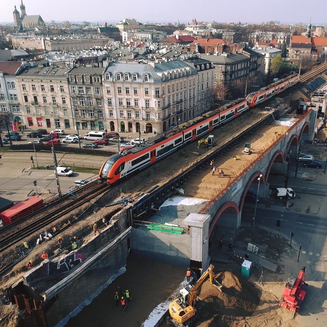 Oryginalny wiadukt powstał w 1863 roku. Początkowo był mostem, bo pod nim znajdowało się starorzecze Wisły.