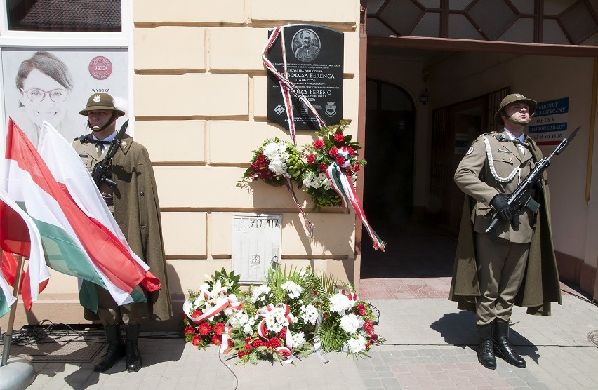 Tablica znajduje się na ścianie kamienicy przy ul....