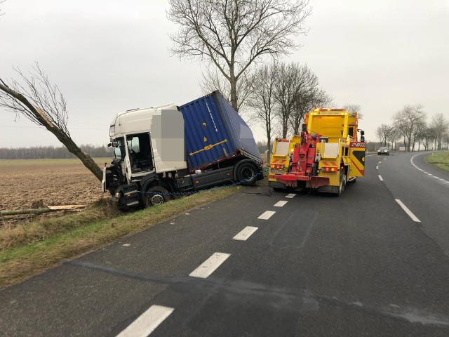 W czwartkowe przedpołudnie na drodze krajowej 6 w okolicach Malechowa samochód ciężarowy zjechał z drogi i uderzył w drzewo. W miejscu zdarzenia mogą występować utrudnienia w ruchu.AktualizacjaJak podaje rzeczniczka sławieńskiej policji, kierujący najprawdopodobniej nie dostosował prędkości pojazdu do warunków panujących na drodze.W Sławnie i okolicy zaczyna padać śnieg. Policja apeluje do kierowców o ostrożną jazdę.Zobacz także Wypadek na krajowej "6" koło Sianowa. Sześć samochodów rozbitych