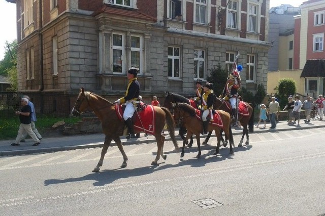 Parada kawalerzystów na ulicach Opola.