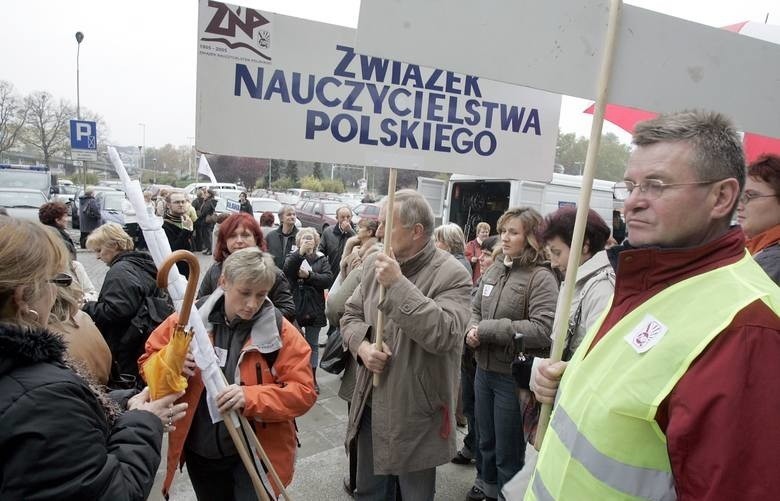 ZNP przeciwko reformie oświaty. 10 października pikieta przed Urzędem Wojewódzkim w Katowicach