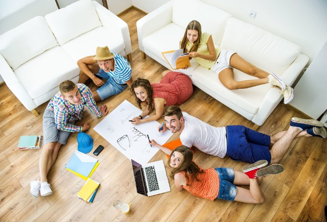 Polscy studenci, pytani o trzy najważniejsze pozycje w swoim budżecie, najczęściej wskazywali na koszty wyżywienia, zakwaterowania oraz rachunki. Zobacz, ile wynoszą średnie wydatki studentów ---> 