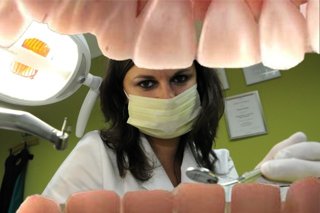 02.03.2011 krakow dentysta , stomatolog , gabinet , zeby n/z fot. jan hubrich / polskapresse gazeta krakowska