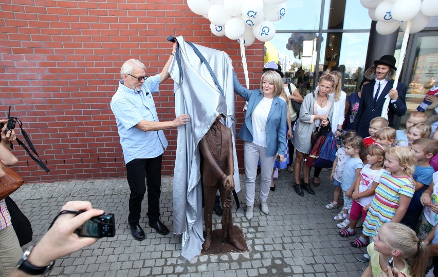 Ferdynand Wspaniały stanął przed Galerią Łódzką