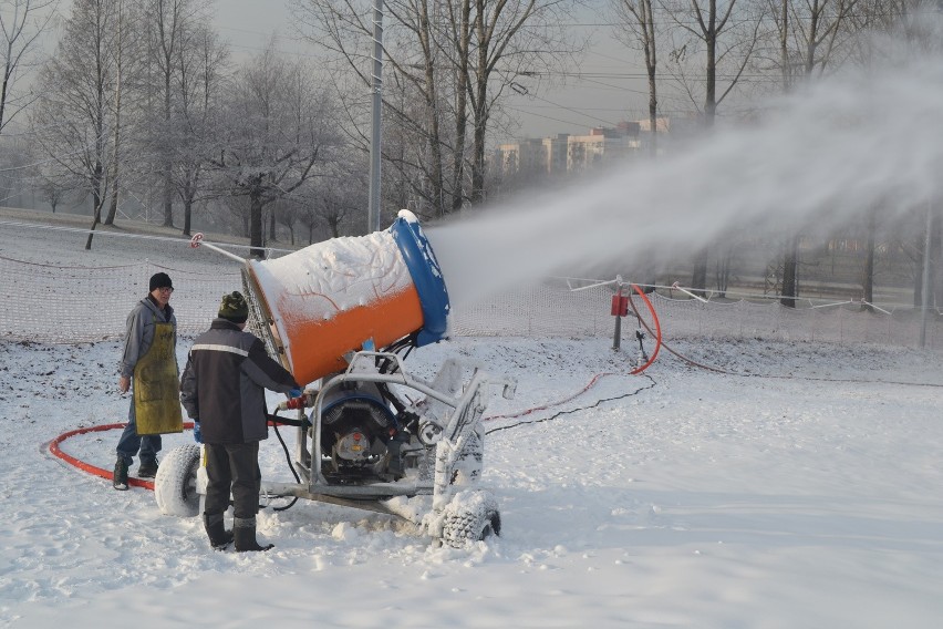 Na  stoku pracuje pięć armatek śnieżnych