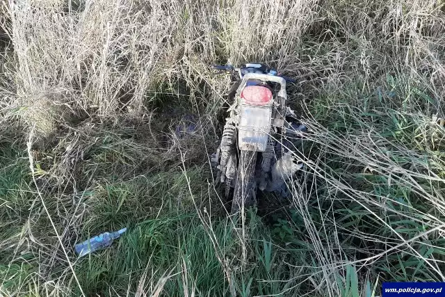 Pościg za pijanym motorowerzystą zakończył się w bagnie!